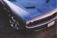 复古汽车前端特写，闪亮的镀铬和加州车牌，彰显经典设计