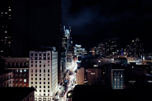 迷人的夜间景观中，充满活力的城市天际线、摩天大楼与繁华的街道交相辉映