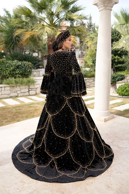 Inspirasi Outfit Hitam dan Aksen Gold untuk Berbagai Kesempatan Inspirasi Outfit Hitam dan Aksen Gold untuk Berbagai Kesempatan