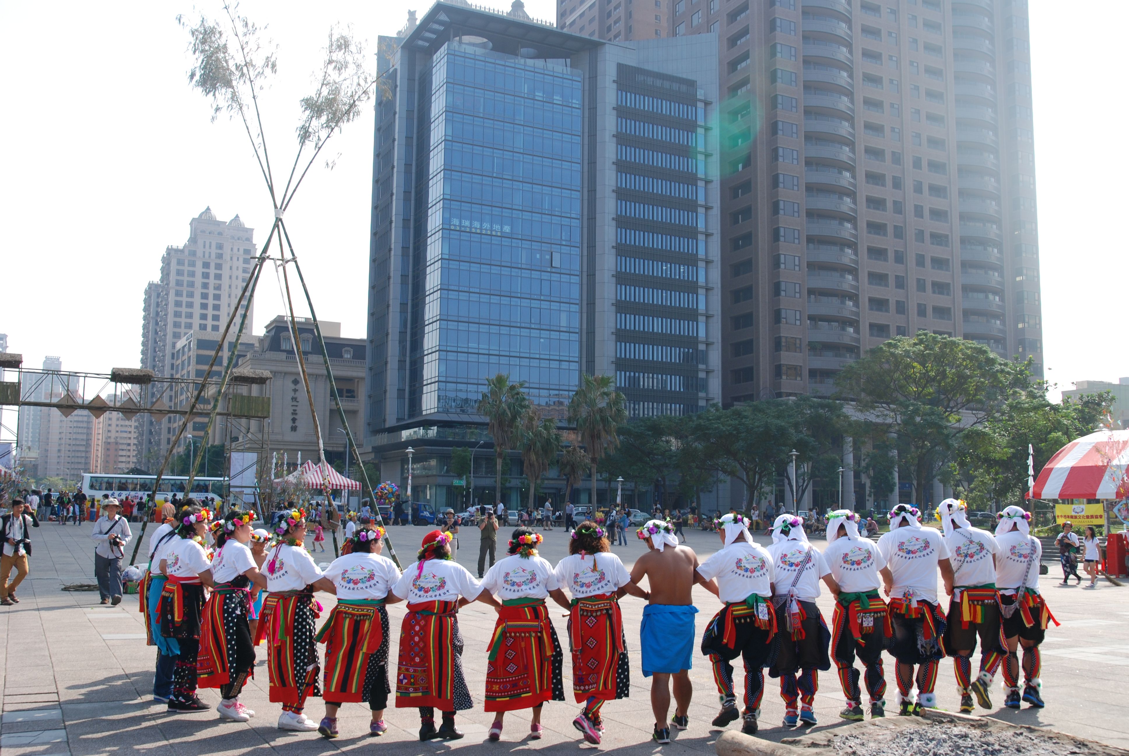 Group of Dancers on Street in City · Free Stock Photo