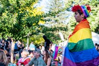 在热闹的户外骄傲节上，参与者们捕捉丰富多彩的能量，共同庆祝多样性