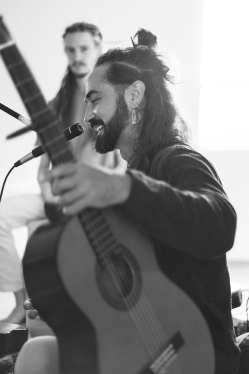 Kostenloses Stock Foto zu akustische gitarre, arabischer mann, audiogeräte