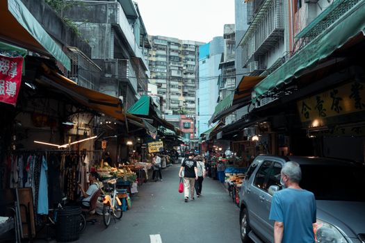 Night market food crawl (Raohe) — Taipei
