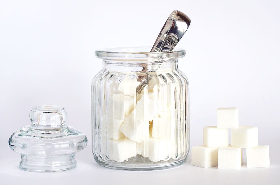 Pote de vidro com cubos de açúcar branco
