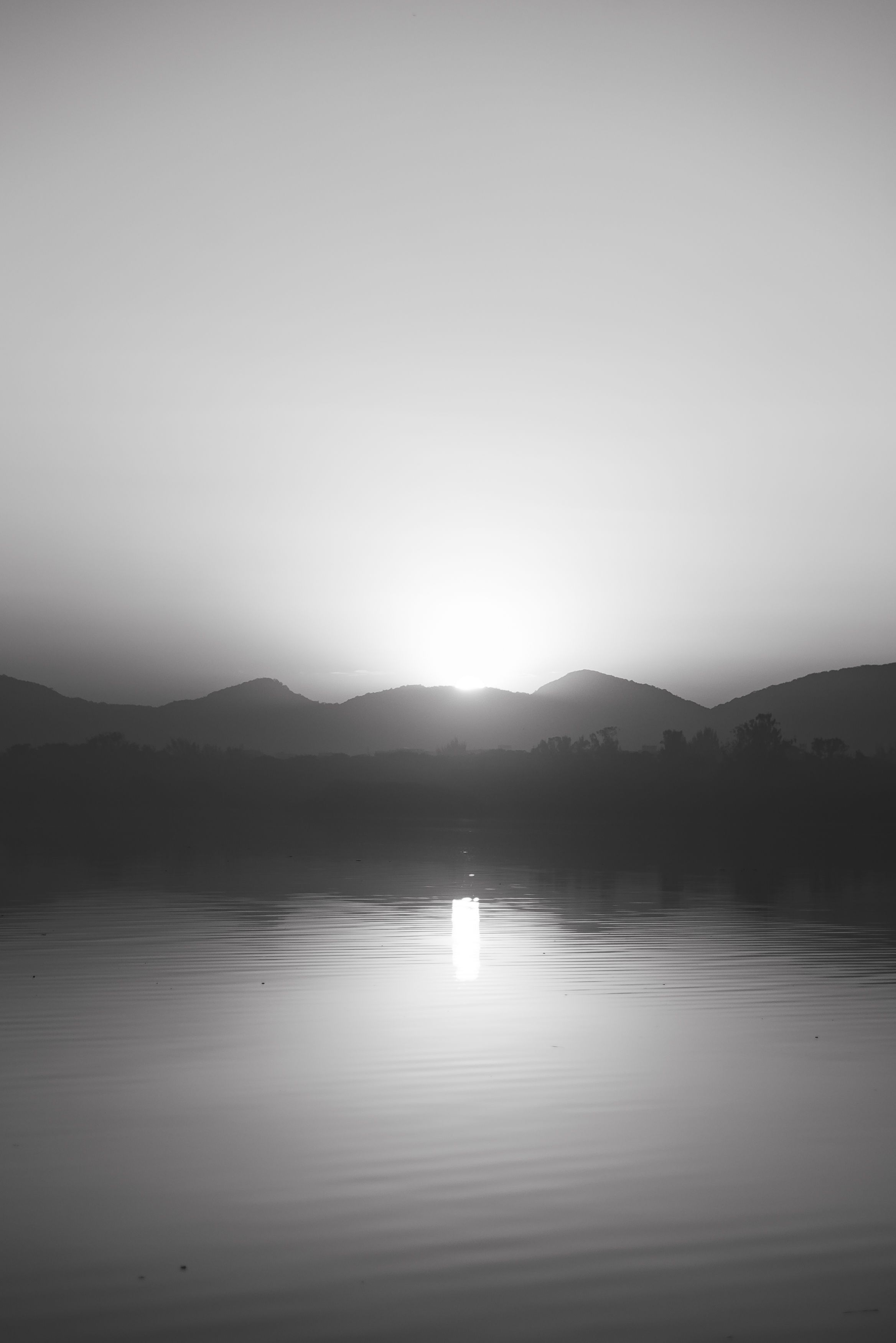 De franc Preciós Paisatge De Muntanya I Mar En Blanc I Negre Foto d'estoc