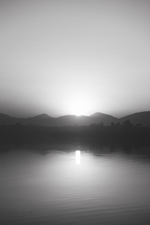 De franc Preciós Paisatge De Muntanya I Mar En Blanc I Negre Foto d'estoc