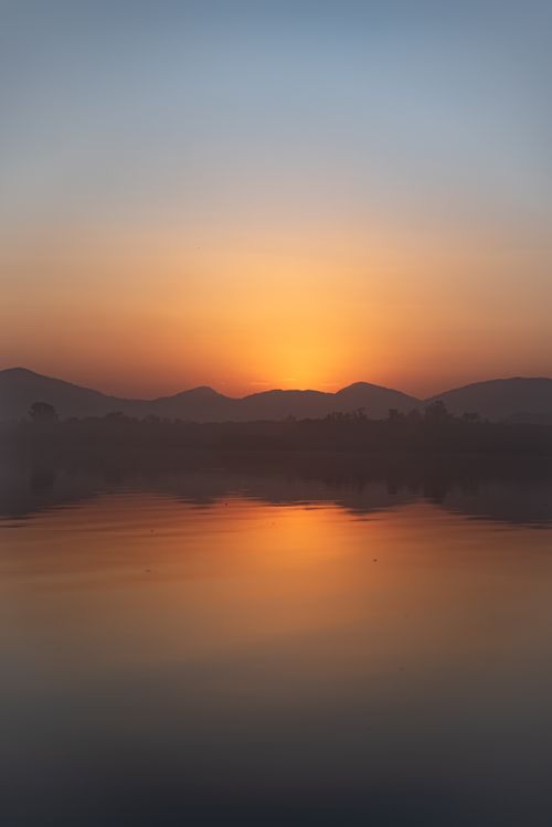 De franc El Sol Es Pon Darrere Del Llac Foto d'estoc