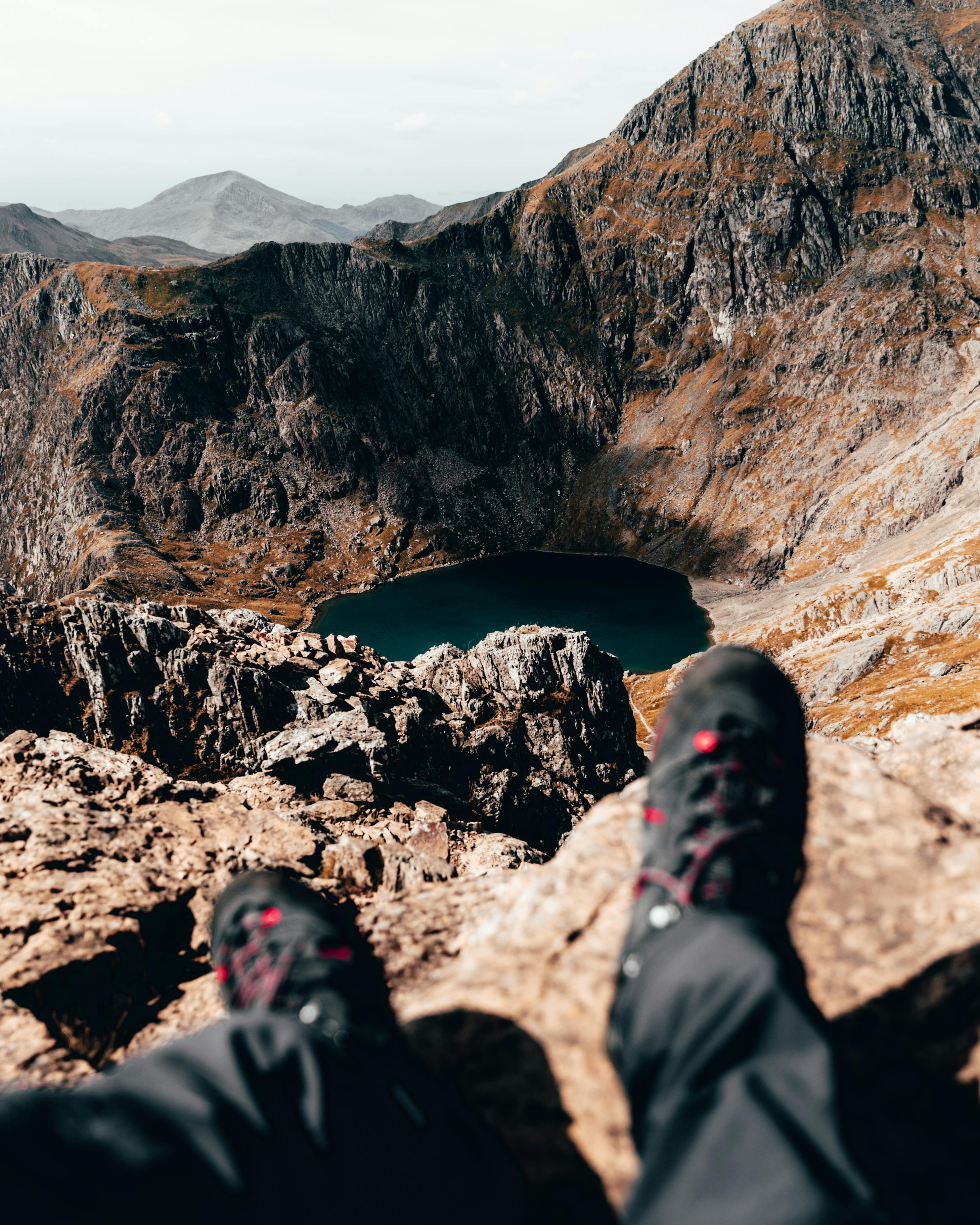 从威尔士隐秘的山湖上俯瞰岩石山峰，捕捉冒险的精髓