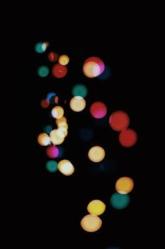 在黑暗背景下，抽象散景灯创造出充满活力、色彩缤纷的图案