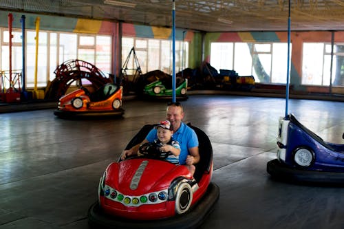 Vader En Zoon Rijden In Een Botsauto