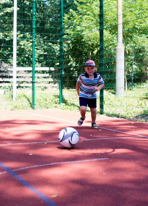 çocuk, erkek çocuk, Futbol içeren Ücretsiz stok fotoğraf