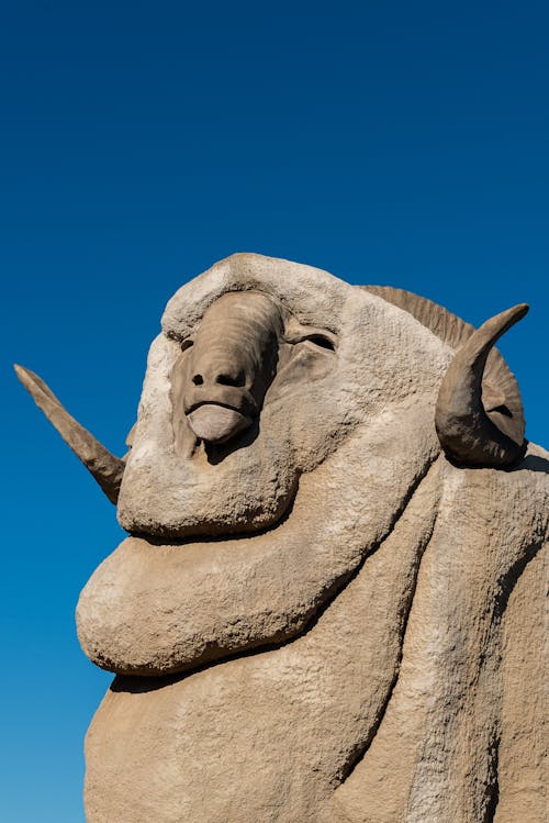 A ram statue with horns on its head