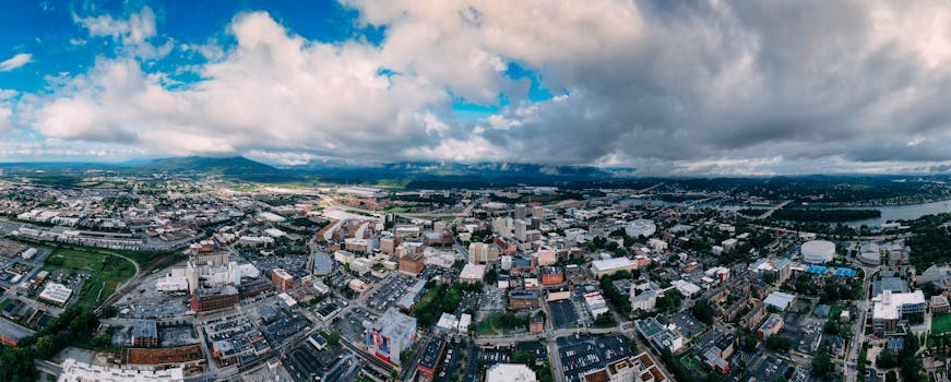 全景鸟瞰图捕捉了查塔努加充满活力的天际线及其周边环境