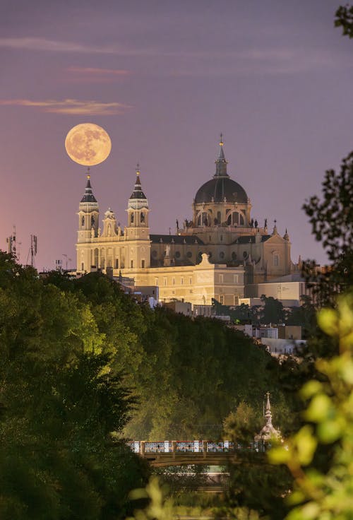Salida De Luna En De Catedral De La Almudena