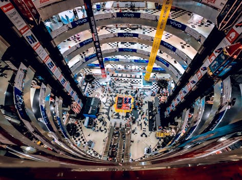 从上方俯瞰孟加拉国达卡一座繁忙的多层室内购物中心