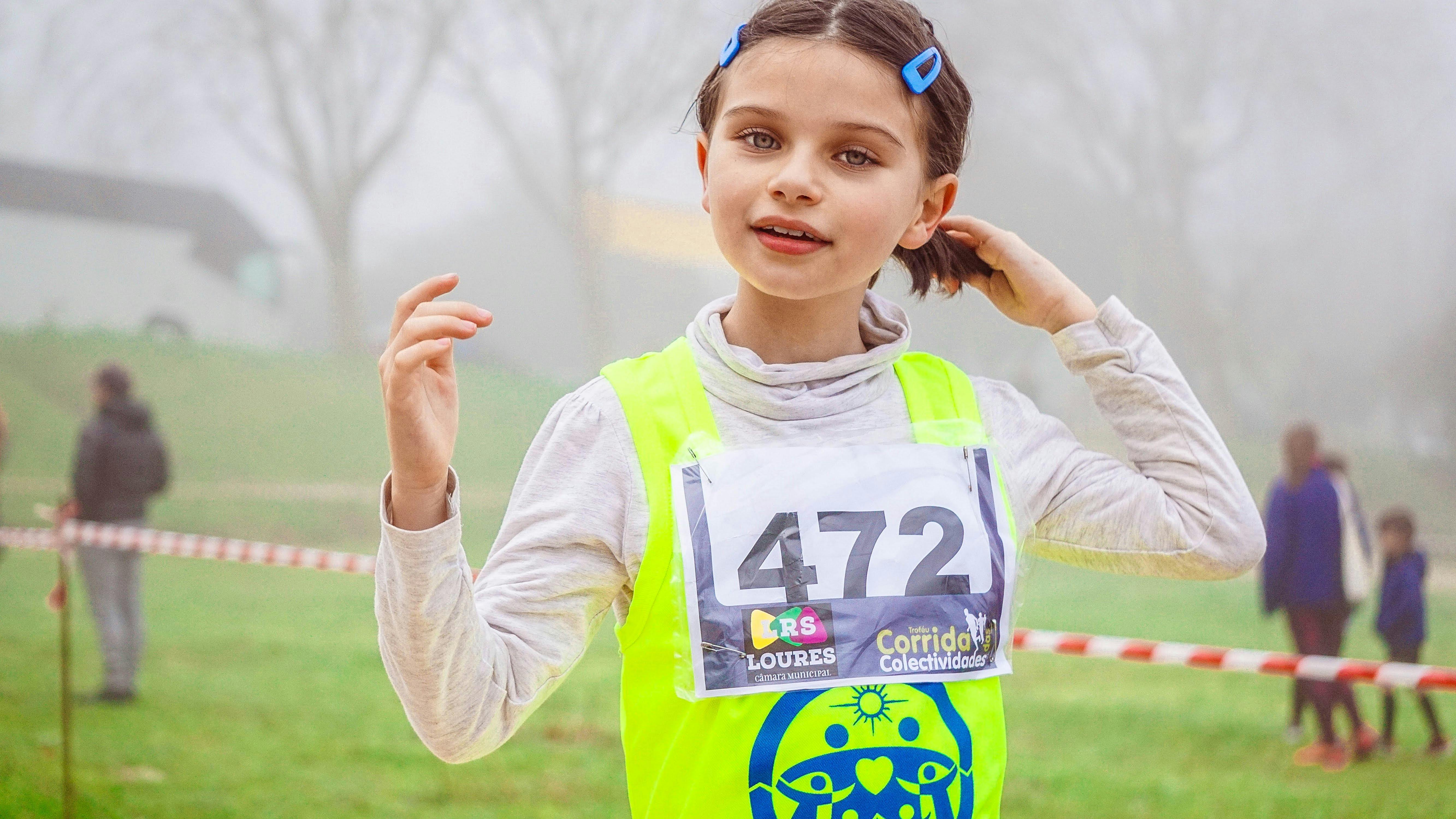 雾天里，一名身穿472号球衣的年轻女孩参加了户外比赛