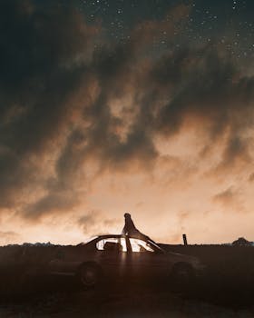 一个人站在车顶上，凝视着黄昏天空中戏剧性的星星