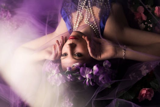 一幅被紫色花朵和柔和灯光环绕的女性艺术肖像