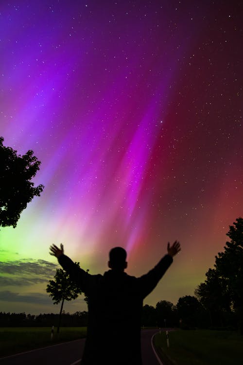 Foto d'estoc gratuïta de aurora boreal, cel nocturn, dempeus