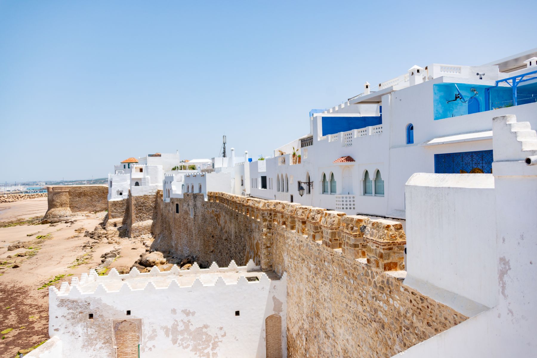 Whitewashed medina and Atlantic coast —  au Maroc