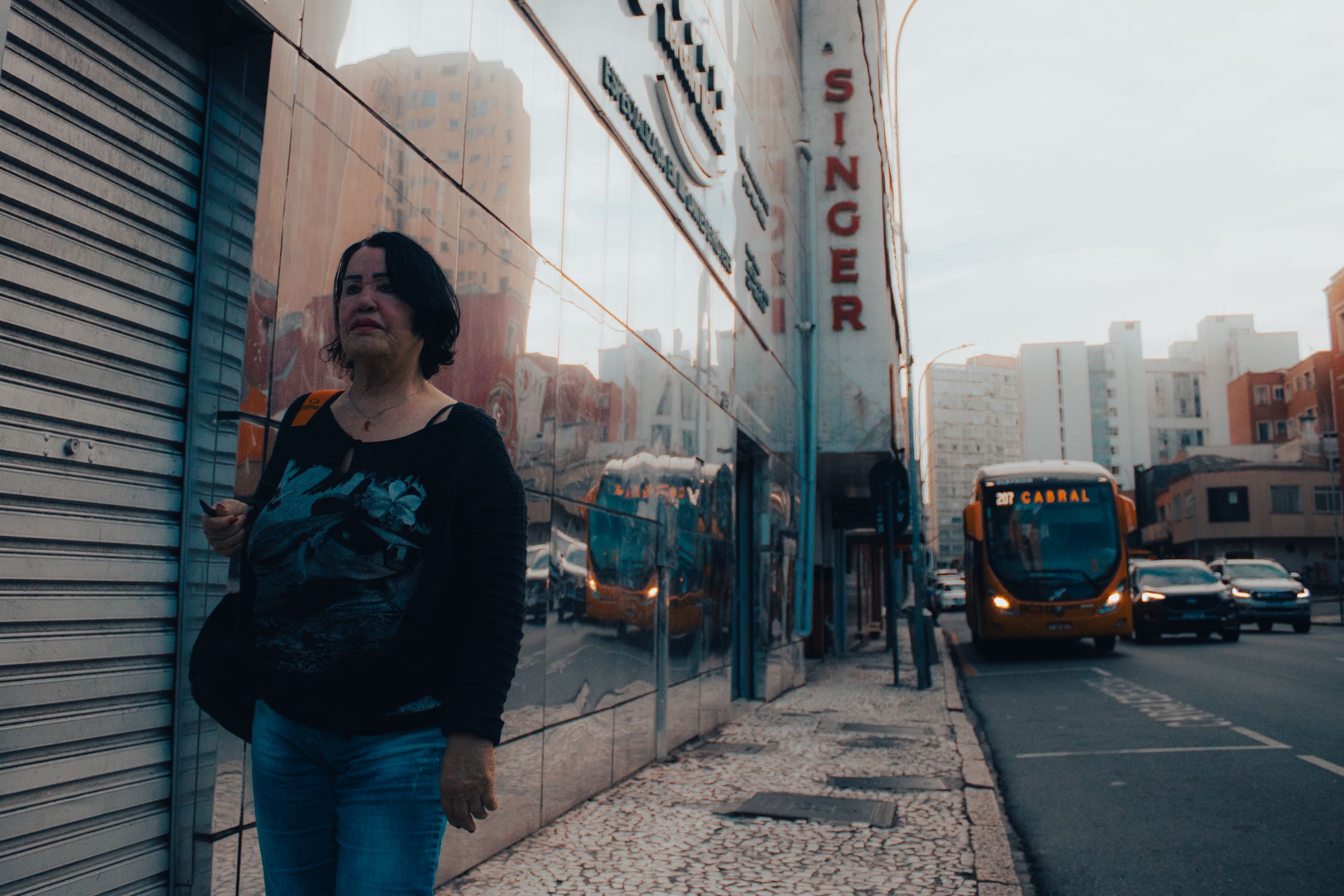 Mulher em momento introspectivo, com expressão contemplativa e luz natural