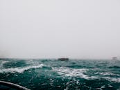 威尼斯海雾弥漫，远处小船若隐若现，营造出神秘的氛围