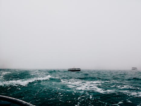 威尼斯海雾弥漫，远处小船若隐若现，营造出神秘的氛围