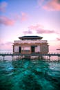 马尔代夫日落时令人惊叹的水上别墅，拥有充满活力的天空和碧绿的海水