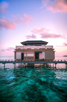 马尔代夫的水上别墅在日落时分令人惊叹，天空充满活力，海水碧绿