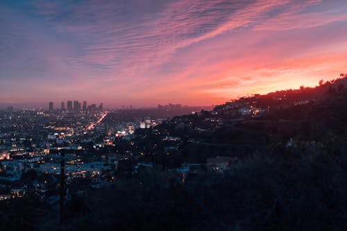 Cidade Perto Da Montanha Durante A Golden Hour