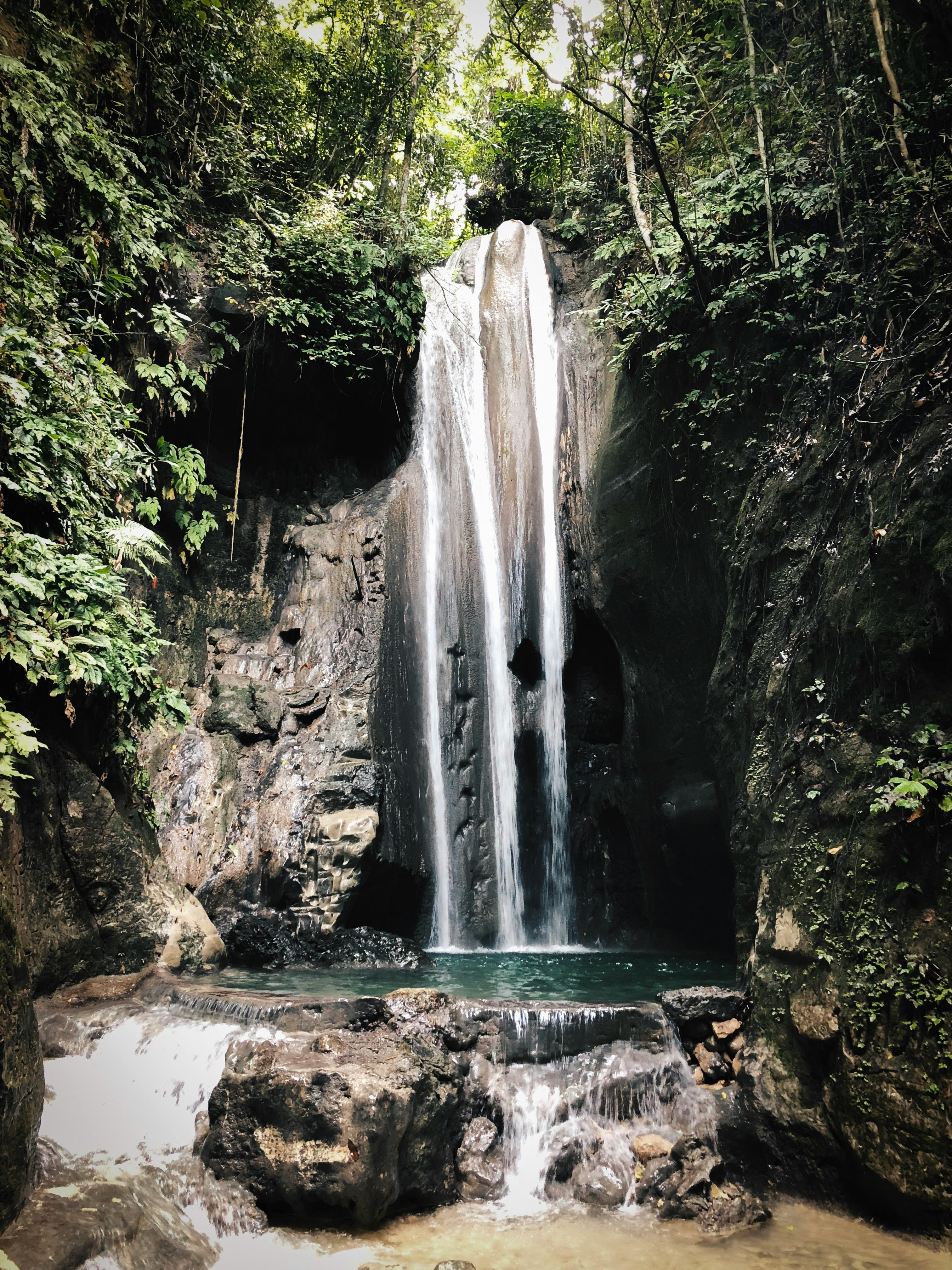 郁郁葱葱的绿色森林中，美丽的瀑布静静流淌，捕捉到大自然的宁静