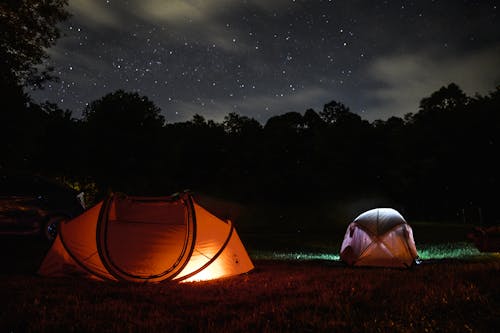 夜間の2つの照明付きドームテント