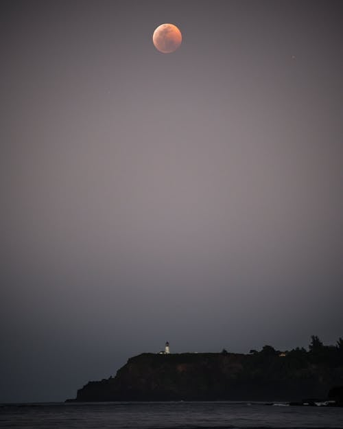 Gratis lagerfoto af aften, blodmåne, fyrtårn