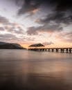 日落时分，夏威夷哈纳雷湾码头的宁静景色，展现了平静的海洋与天空