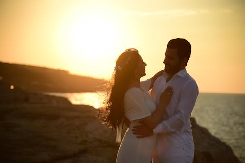 Man En Vrouw In Witte Kleding