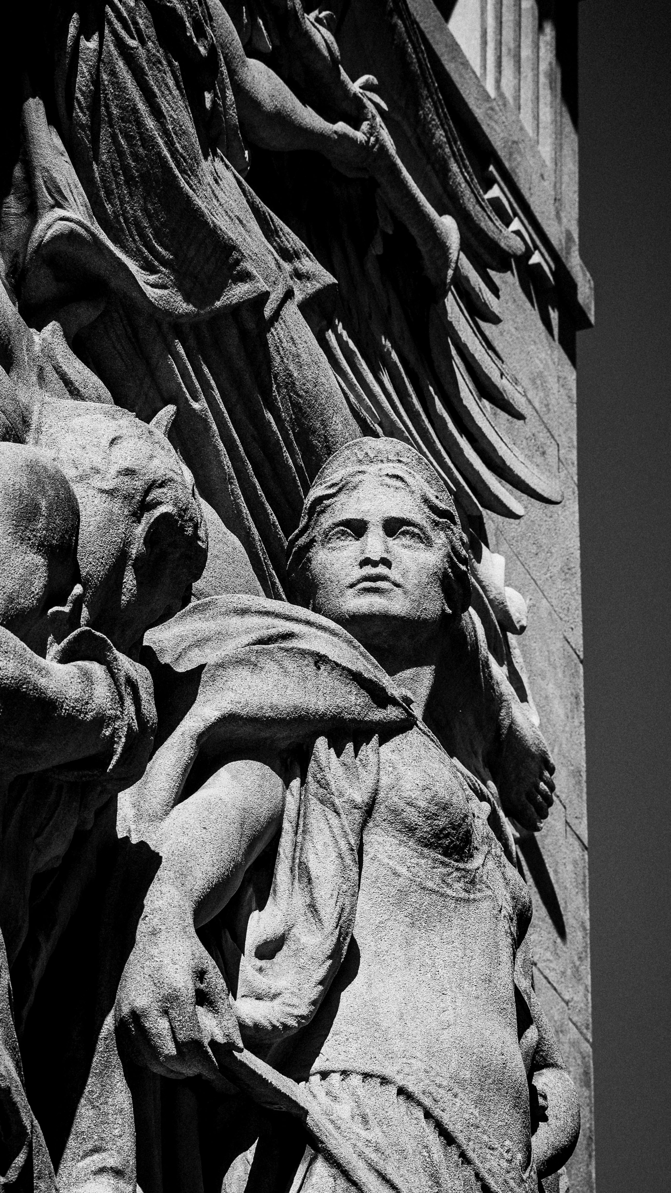 De franc Escultura De Paret De Pedra De Dona Amb Armadura Foto d'estoc
