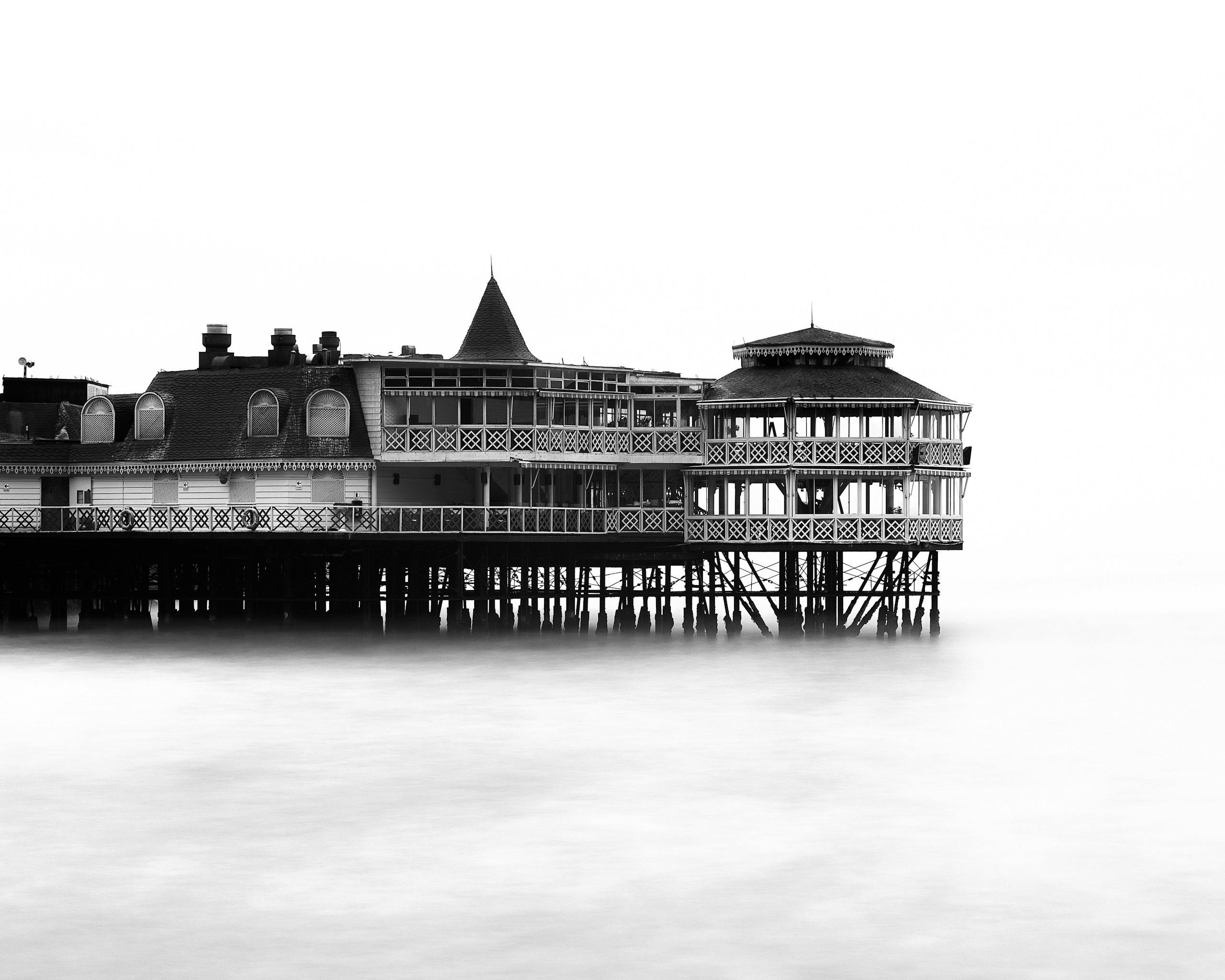 黑白照片优雅地展示了历史悠久的码头