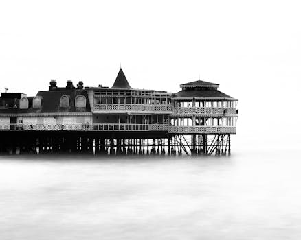 黑白照片优雅地展示了历史悠久的码头