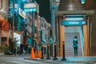 哈吉纳维车站附近的夜晚街景热闹非凡