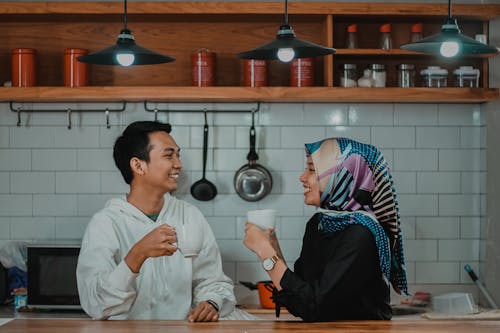 Man En Vrouw Het Drinken Van Thee In De Keuken