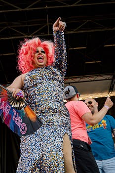 一位精力充沛、留着亮粉色头发的变装皇后在户外骄傲节上进行了表演