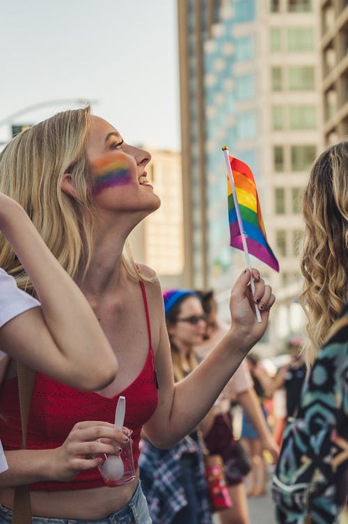 Foto Della Donna Che Tiene La Bandiera Arcobaleno