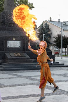 在兹沃伦一个热闹的城市广场，迷人的街头表演者展示了喷火艺术