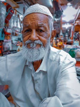 巴基斯坦市场上，一位留着白胡子的老人肖像充满活力