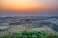 西爪哇乡村日出时分，雾野与山丘的迷人景色展现了大自然的宁静