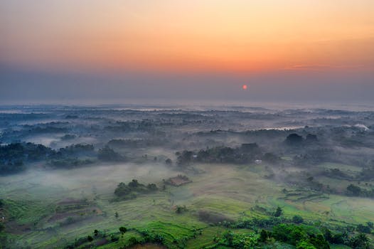从空中俯瞰，印度尼西亚西爪哇日出时薄雾覆盖的风景令人惊叹
