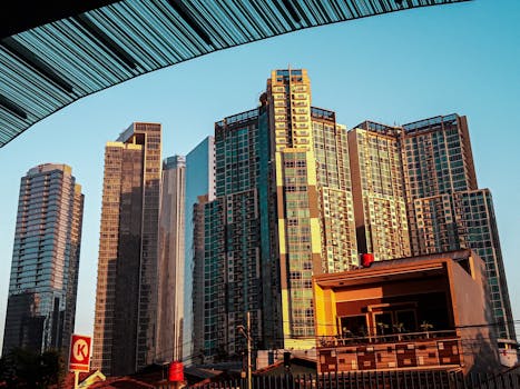 在印度尼西亚雅加达，现代摩天大楼在日落时构成了令人惊叹的地平线