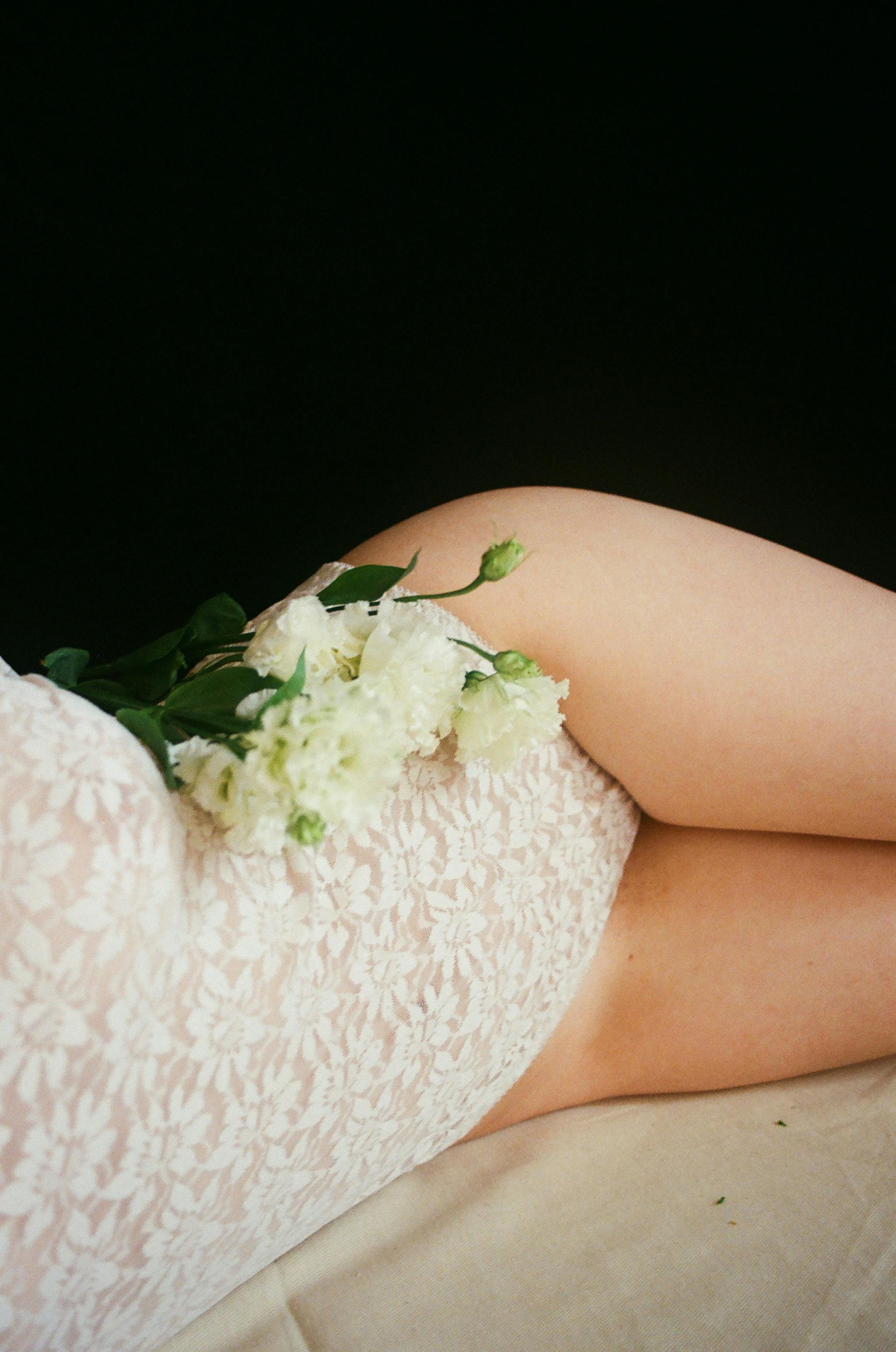 优雅的蕾丝服装与白花的艺术照片，捕捉了宁静的时尚概念