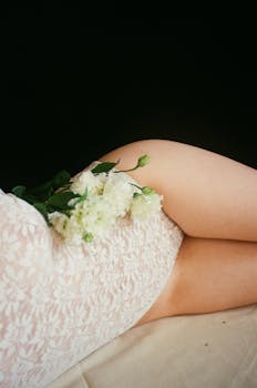 优雅的蕾丝服装与白花的艺术照片，捕捉了宁静的时尚概念