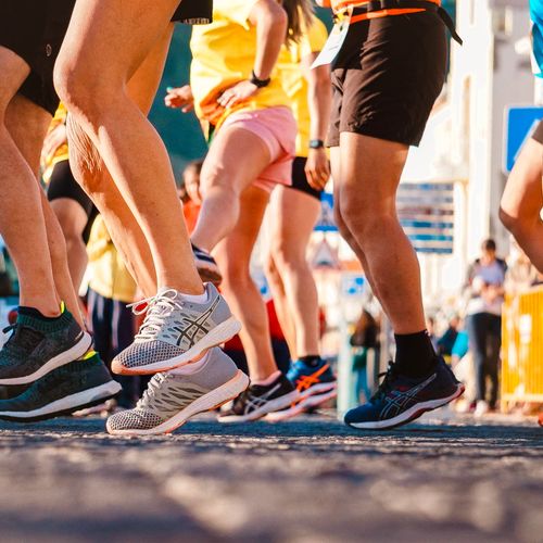 Coureurs au départ d’une course ensoleillée — garder l’énergie au quotidien